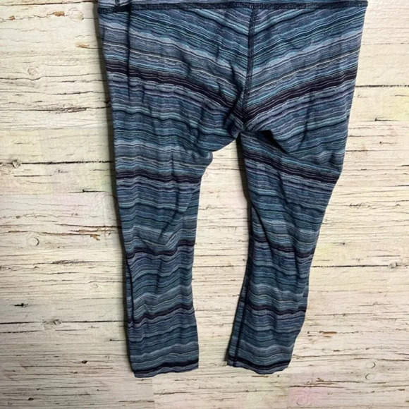 Lululemon high rise striped blue leggings size 4 crop - Picture 6 of 8